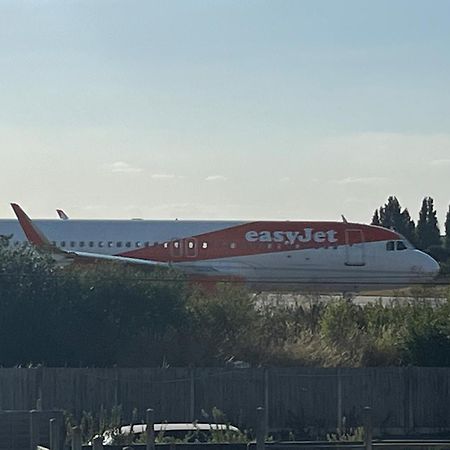 Southend Airport Bed & Breakfast Рочфорд Экстерьер фото