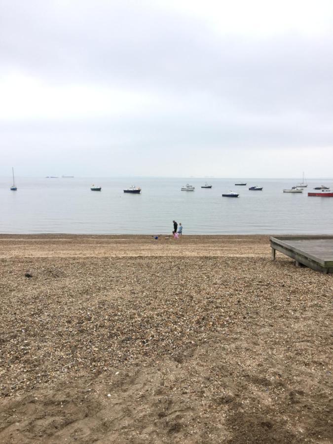 Southend Airport Bed & Breakfast Рочфорд Экстерьер фото
