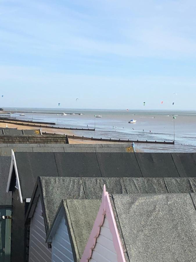 Southend Airport Bed & Breakfast Рочфорд Экстерьер фото