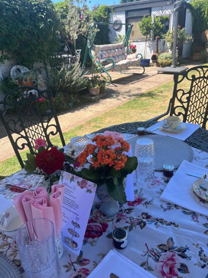 Southend Airport Bed & Breakfast Рочфорд Экстерьер фото