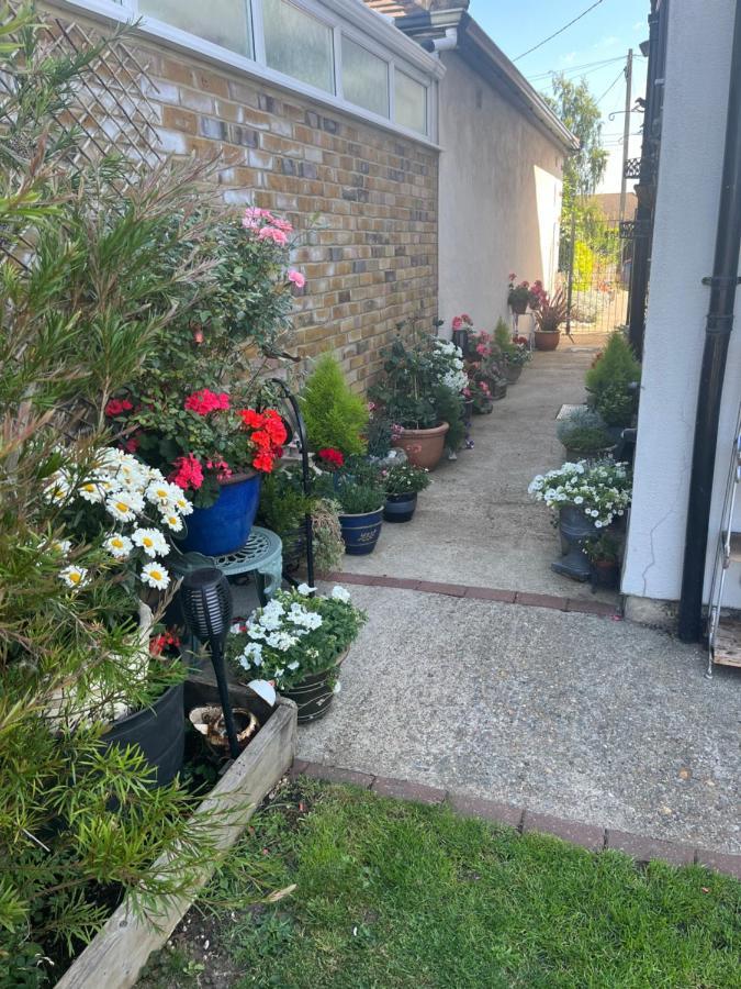 Southend Airport Bed & Breakfast Рочфорд Экстерьер фото