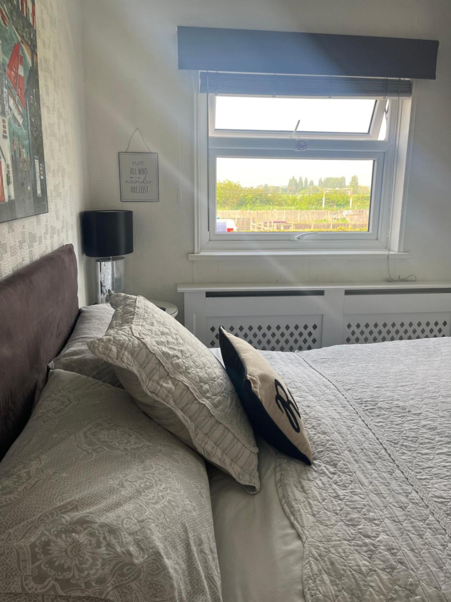 Southend Airport Bed & Breakfast Рочфорд Экстерьер фото